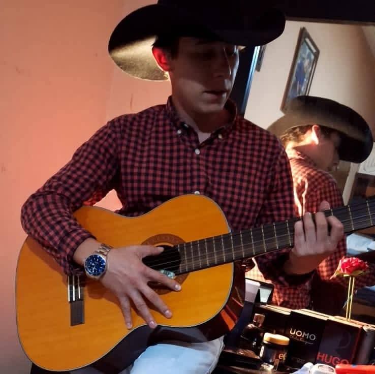 Eduardo Jara tocando la guitarra